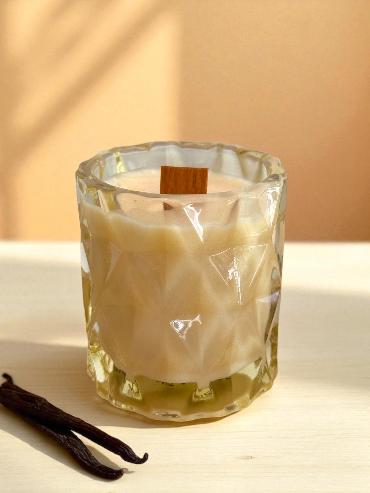 LUCCIA - WHITE CREAM DIAMOND SHAPE GLASS CANDLE. HANDMADE VEGAN SOY CANDLE