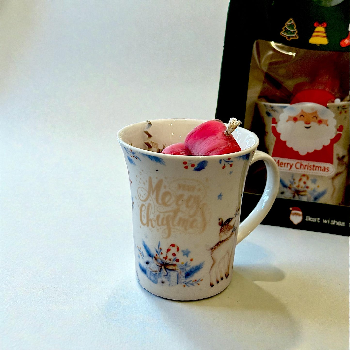 Χριστουγεννιάτικη κούπα με χριστουγεννιάτικο χειροποίητο κερί από vegan σόγια.