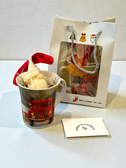 Χριστουγεννιάτικη κούπα με χριστουγεννιάτικο χειροποίητο κερί από vegan σόγια.