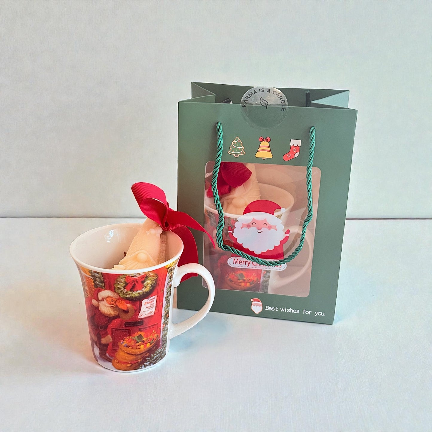 Χριστουγεννιάτικη κούπα με χριστουγεννιάτικο χειροποίητο κερί από vegan σόγια.