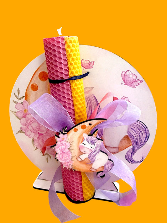 Χειροποίητη λαμπάδα από μελισσοκέρι με ροζ και κίτρινο μελισσοκέρι μαζί με μαγνητάκι μονόκερο και διακοσμητικό πινακάκι μονοκερος με βάση ζωγραφισμένο στο χέρι !