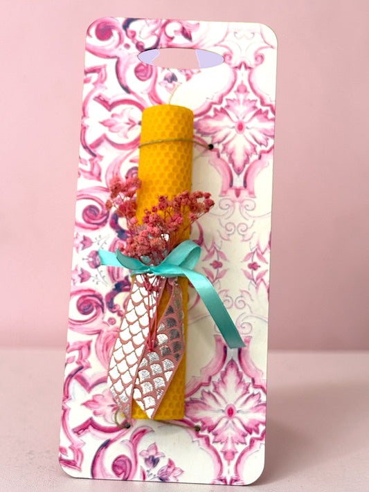 Χειροποίητη λαμπάδα από μελισσοκέρι με αποξηραμένα άνθη και ξύλινο διακοσμητικό πινακάκι για το υπνοδωμάτιο