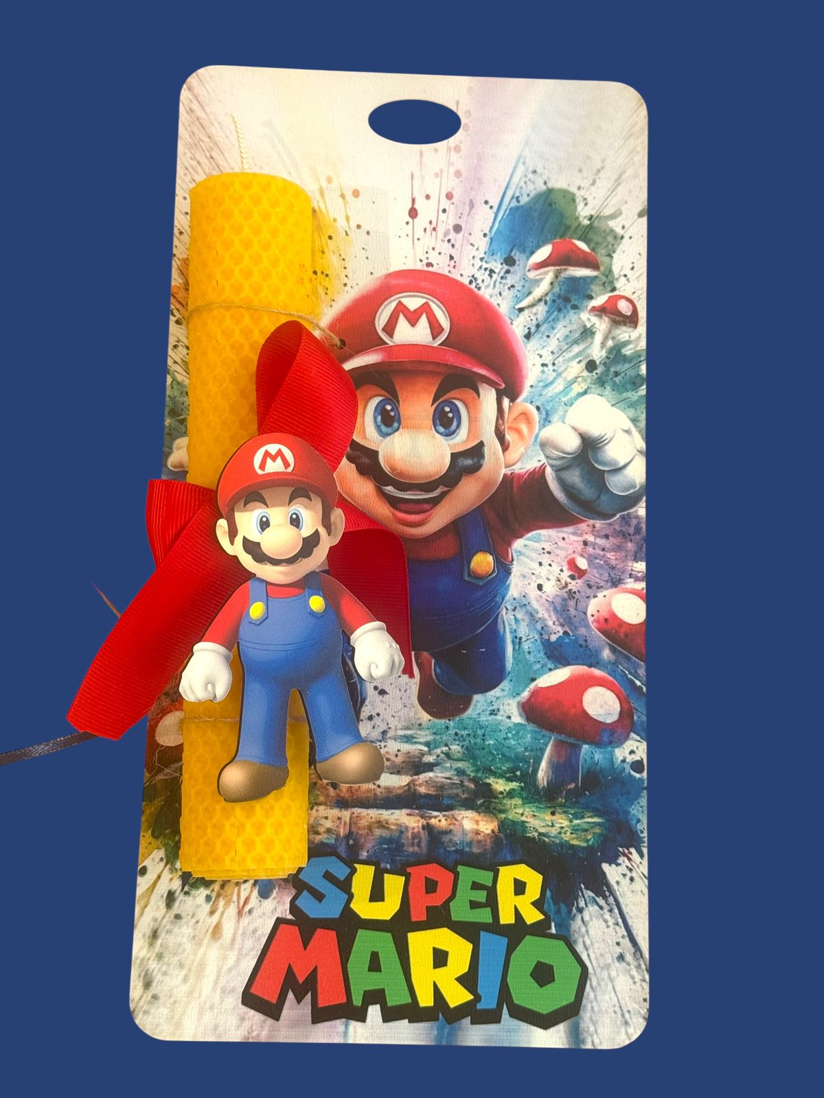 Χειροποίητη λαμπάδα από μελισσοκέρι με Super Mario μαγνητάκι σε ξύλινο διακοσμητικό πινακάκι
